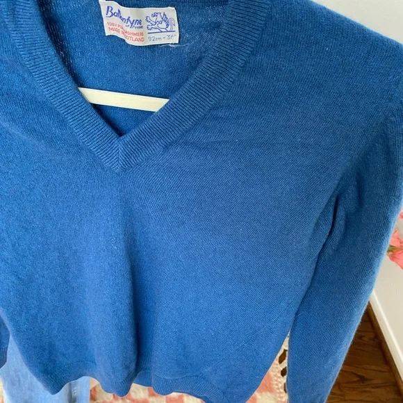 Vintage 50s Cashmere Ballantyne of Peebles Scotland Royal Blue V Neck Sweater - Picture 4 of 10
